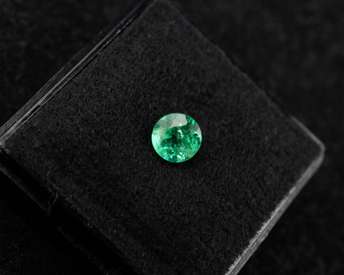 Shakiso Emerald rund 0,61 ct Certifierad