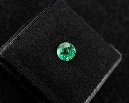 Shakiso Emerald rund 0,61 ct Certifierad