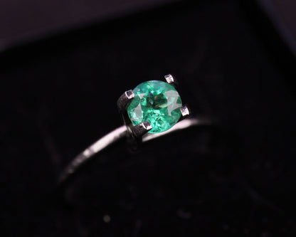 Shakiso Emerald rund 0,61 ct Certifierad