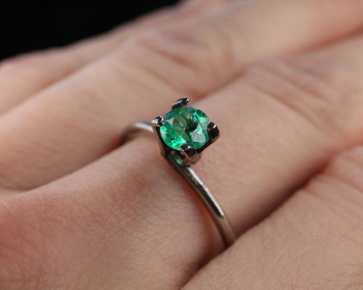 Shakiso Emerald rund 0,61 ct Certifierad