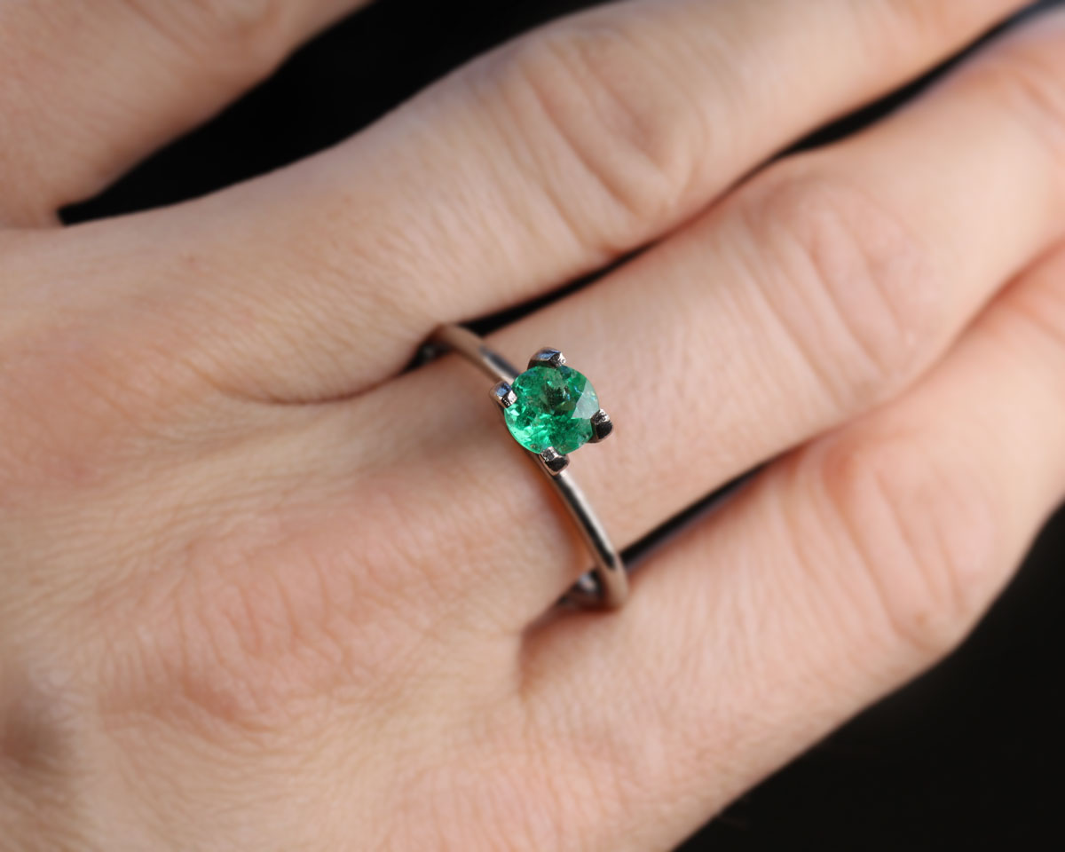 Shakiso Emerald rund 0,61 ct Certifierad