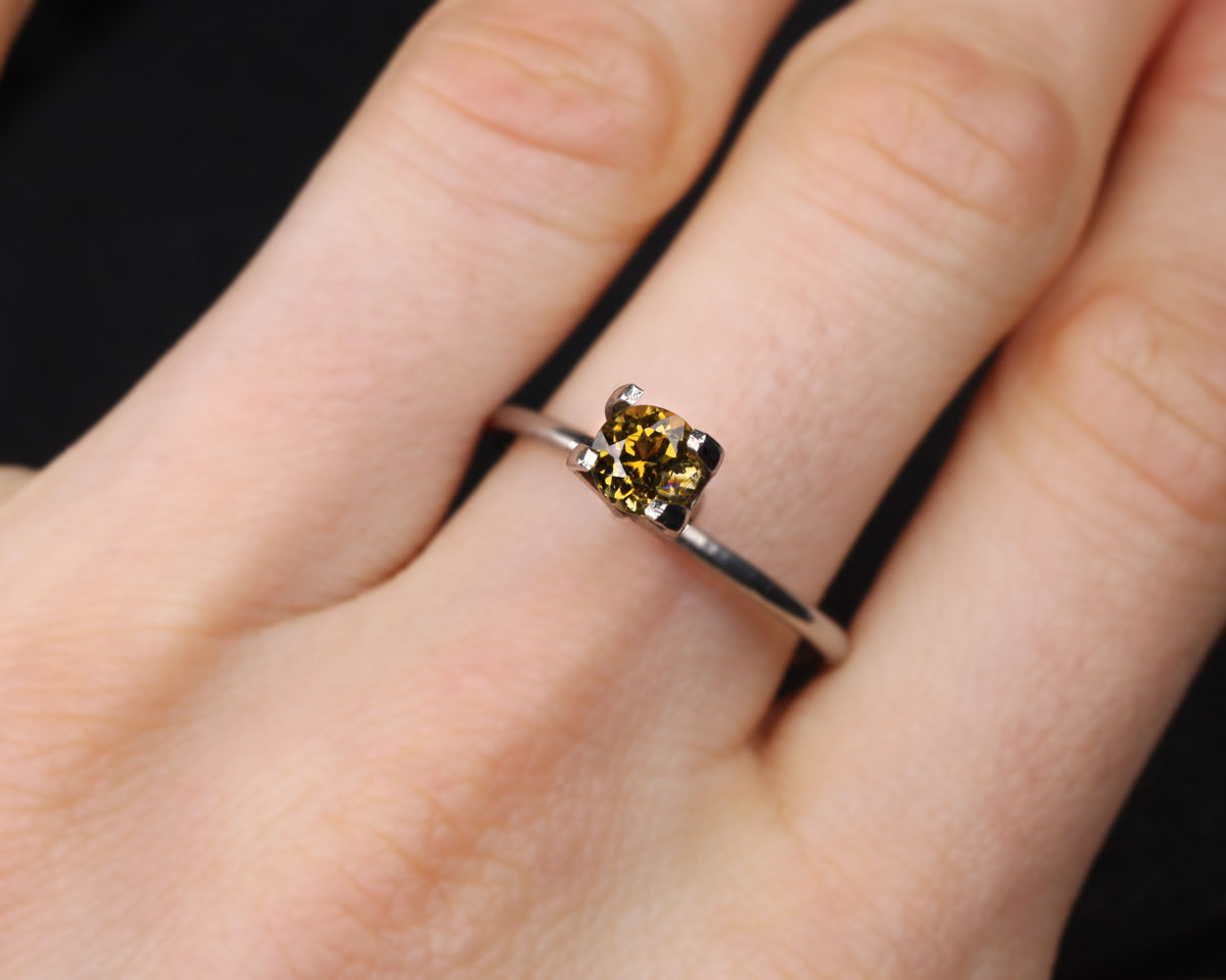 Turmalin mörkgul rund 5 mm 0,64 ct