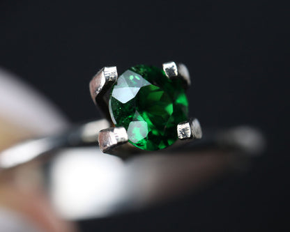 Tsavorite garnet green round 5 mm 0.4 ct