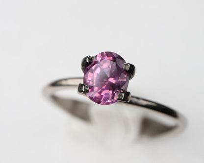Pink oval sapphire 1.1 ct 6.6 mm