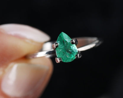 Shakiso Emerald 7x5 mm drop 0.71 ct