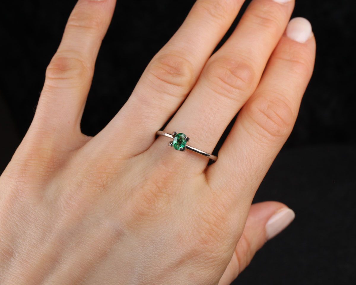 Shakiso Emerald oval 5x4 mm 0,39 ct