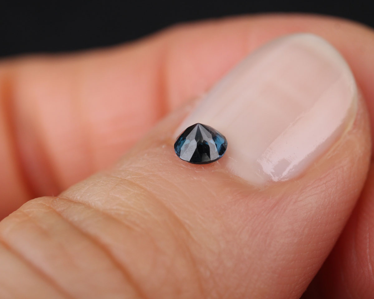 Spinell blå 4 mm 0,3 ct
