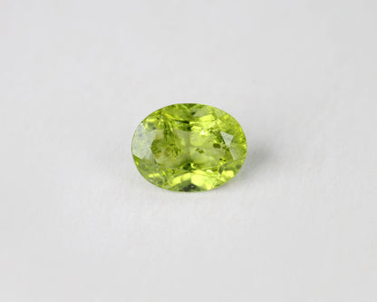 Peridot oval 9 mm 2,1 ct