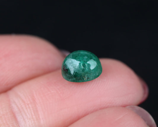 Shakiso Emerald Cabochon oval 7.7mm 1.85 ct