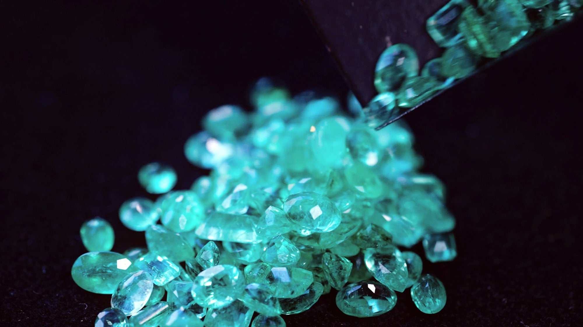 Ladda video: Video about Sten Bumlingen gemstones, store interior in Mariefred, fair in Dunker Idefarmen