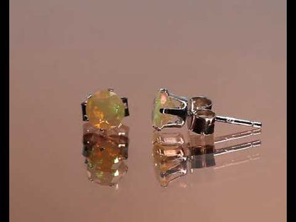 Örhängen med opal, 5 mm