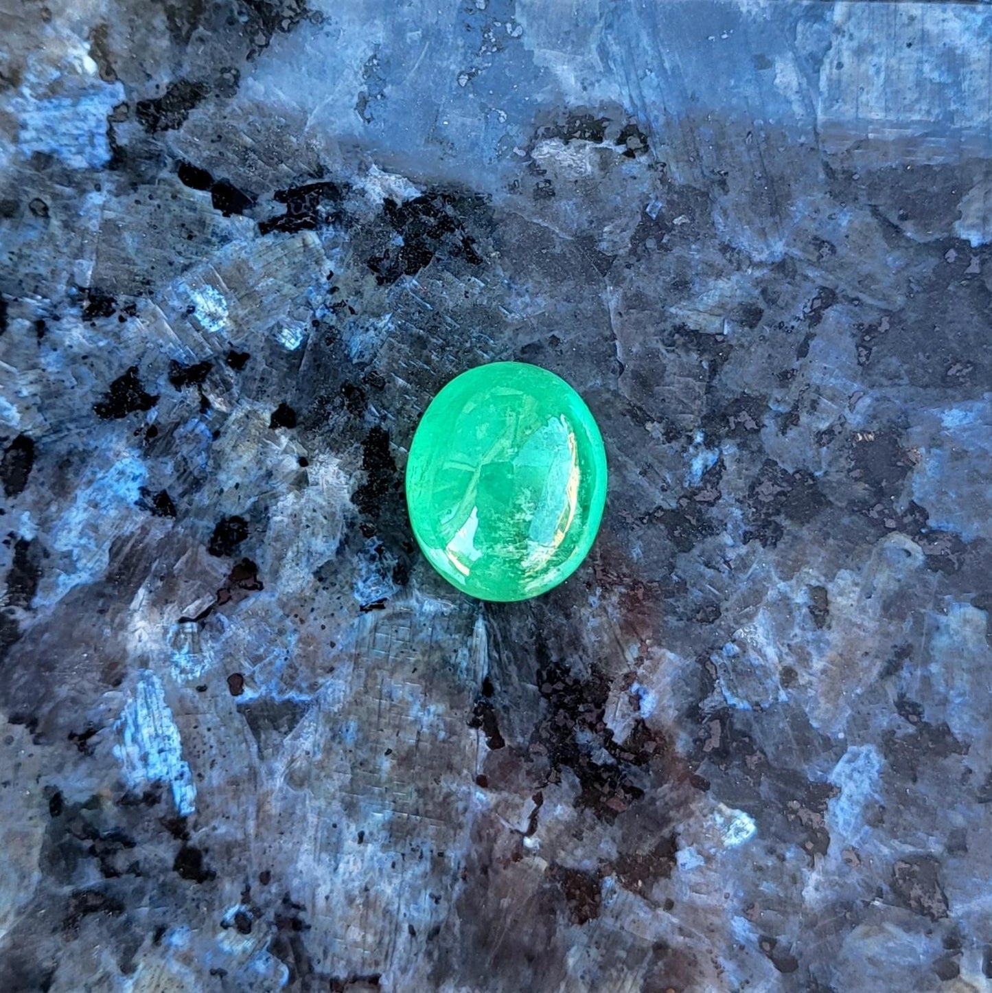 Colombiansk smaragd oval 12,7 ct
