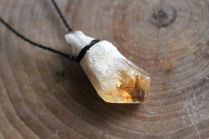 Makrame pendant with citrine point