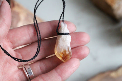 Makrame pendant with citrine point