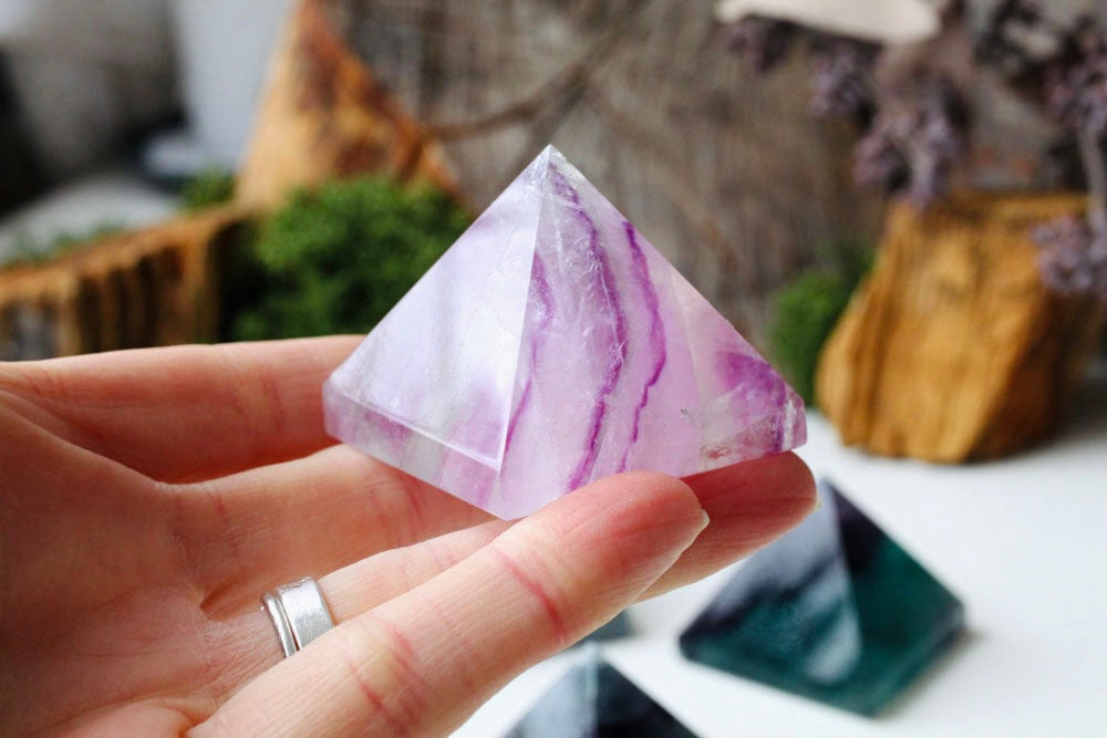Fluorite Pyramid White + Purple 4 cm