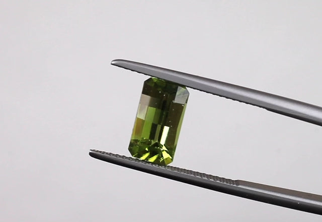Peridot Checkered Rectangle 2.95 ct